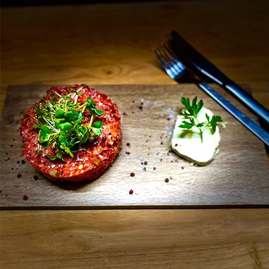 Zartes Beef Tartare regional serviert in der 95Tage Buschenschank