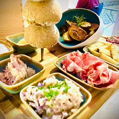 Winzertapas mit regionalen Zutaten in der 95Tage Buschenschank