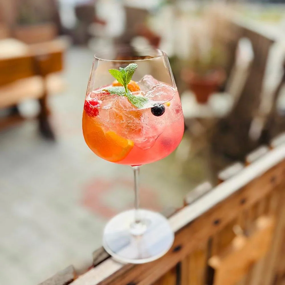 Lässige Cocktails runden das Sortiment der Buschenschank von Winzer Florian Eschlböck ab 