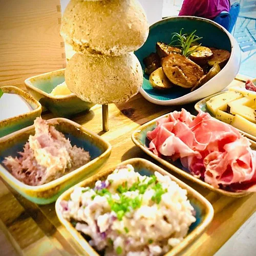 Winzertapas in der Buschenschank von Winzer Florian Eschlböck in Hörsching