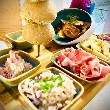 Winzertapas in der Buschenschank von Winzer Florian Eschlböck in Hörsching