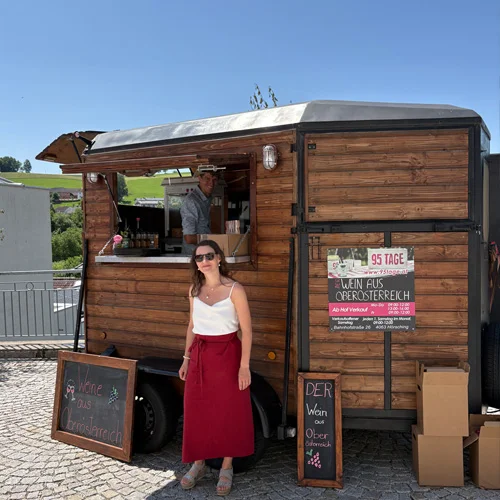 Ausschankbereich des mobilen Barwagens mit Zapfhähnen für Wein und Getränke