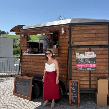 Ausschankbereich des mobilen Barwagens mit Zapfhähnen für Wein und Getränke