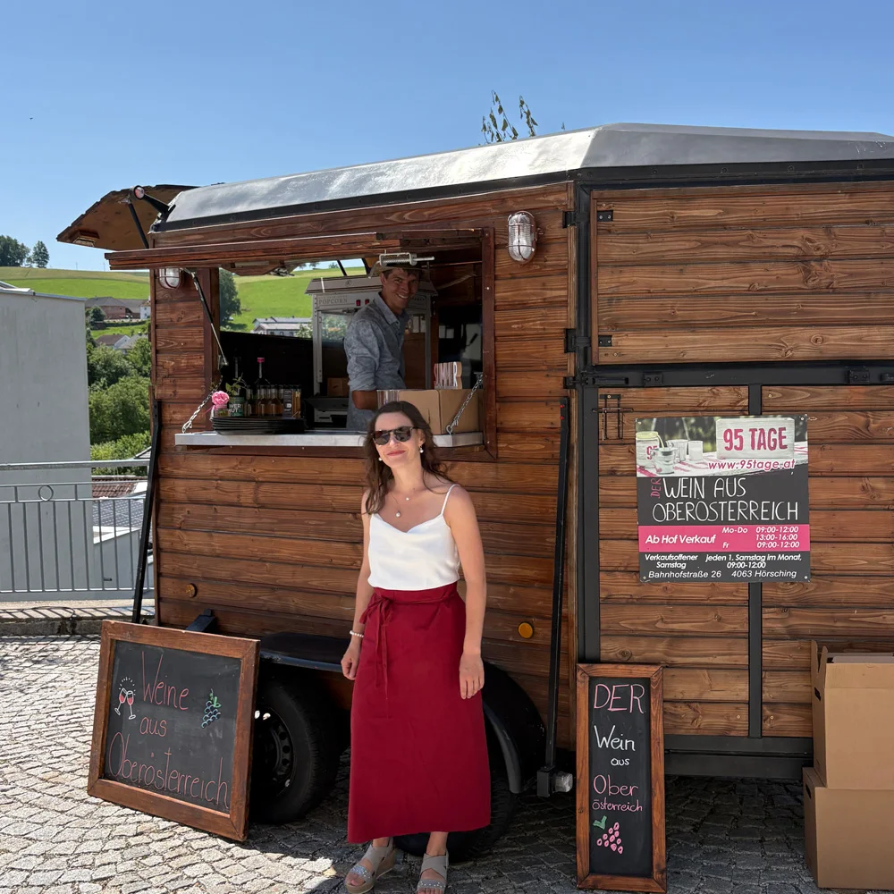 Ausschankbereich des mobilen Barwagens mit Zapfhähnen für Wein und Getränke