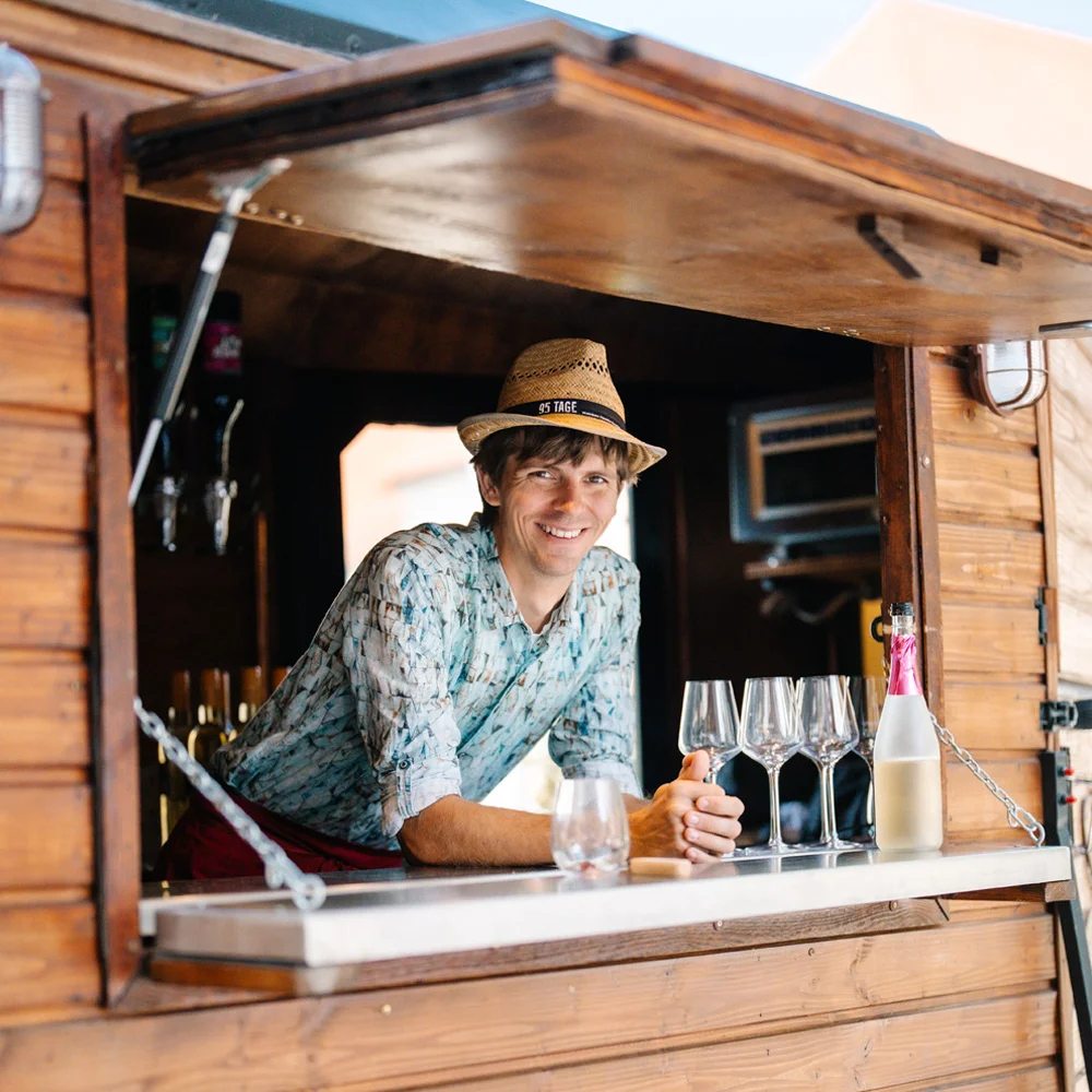 Mobiler Barwagen mit Holzausbau und Ausschankfenster von 95 Tage für Events