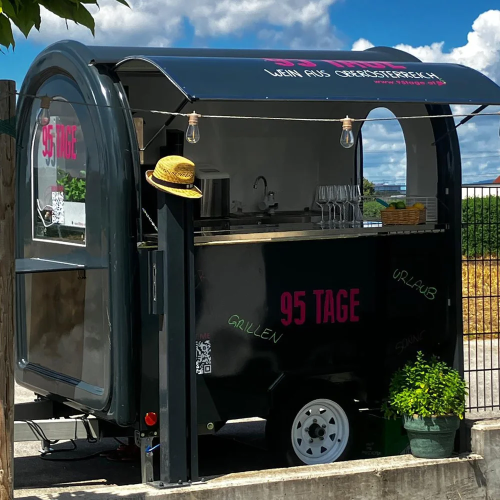 Geöffneter mobiler Barwagen von 95 Tage im Einsatz bei einer Veranstaltung