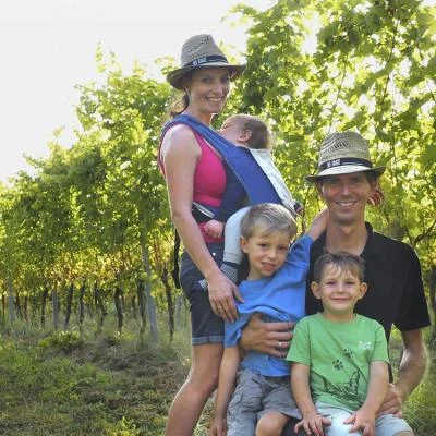 Winzer Florian Eschlböck mit Familie im Weingarten