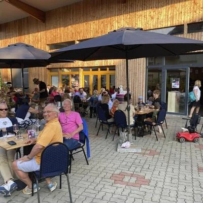 Sommerlicher Gastgartenbetrieb im Innenhof von Weinbau Eschlböck in Hörsching