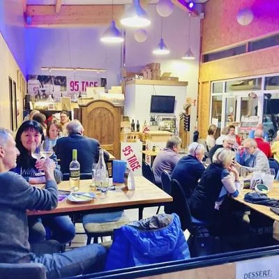 Gemütlich sitzen im Verkostungsraum von Weinbau Eschlböck