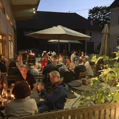 Gemütlicher Gastgarten im Innenhof der Buschenschanl von Weinbau Eschlböck