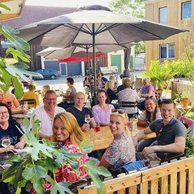 Gastgartenbetrieb im Innenhof von Weinbau Eschlböck