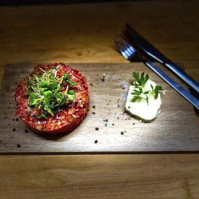 Zartes Beef Tartare in der Buschenschank von Tage Weinbau Eschlböck