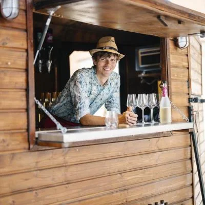 Winzer Florian Eschlböck mit der mobilen Bar