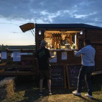 Mobiler Baranhänger in der Abendsonne beim Live im Weingarten