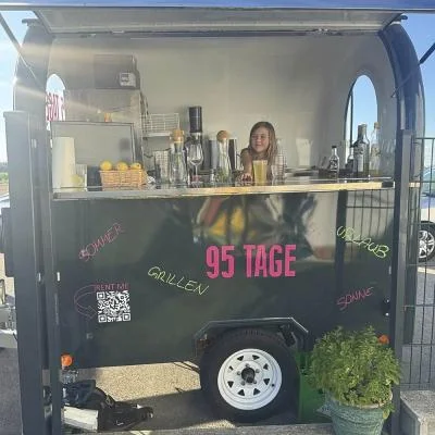 Mobile Bar von 95 Tage bei Agape mit Gästen im Freien