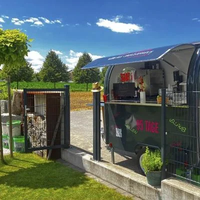 Geöffneter mobiler Barwagen von 95 Tage mit Ausschankbereich