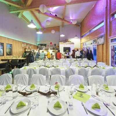 Stimmungsvolles Design im Verkostungsraum bei Weinbau Eschlböck 