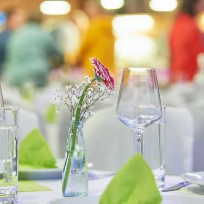 Frühlingshafte Tischdeko passend zur Veranstaltung im Frühling