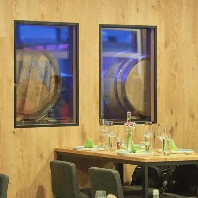 Blick in den Keller mit Bariquefässern