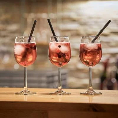 Cocktails im Weinglas bei Ihrer Feier