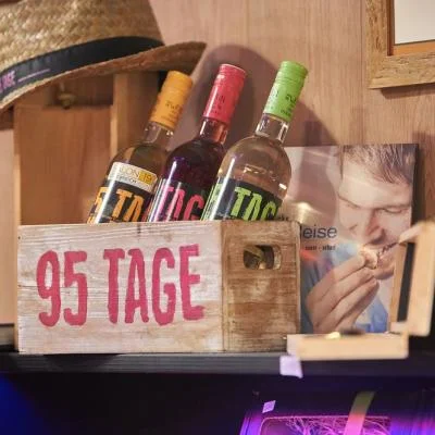 Dekorative Elemente im Verkostungsraum von 95Tage Weinbau Eschlböck