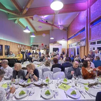 Innenbereich der Eventlocation mit eleganter Tischdekoration