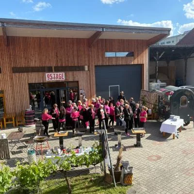 Firmenfeier im sonnigen Innenhof von Weinbau Eschlböck in Hörsching