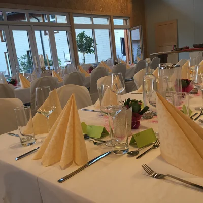 Eventlocation 95 Tage mit festlich gedeckten Tischen