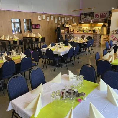 Tische in Blöcken gestellt bei einer Geburtstagsfeier am Hof von Weinbau Eschlböck