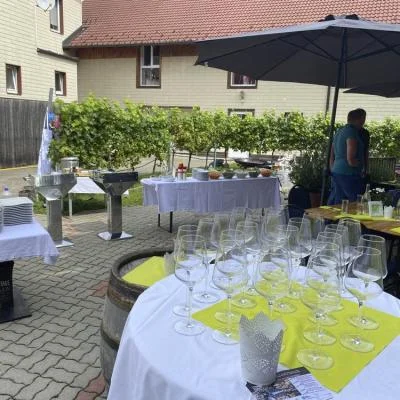 Vorbereiteter Sektempfang und BBQ im Innenhof von Weinbau Eschlböck