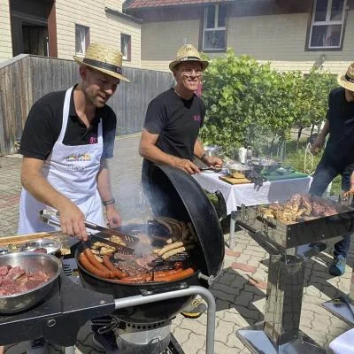 BBQ von Winzer und Koch Florian Eschlböck im Innehof von 95Tage in Hörsching