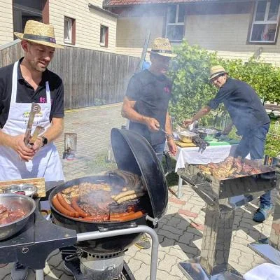 Grillstation im Innenhof für saftiges BBQ
