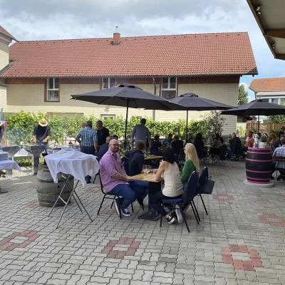 Vorbeiretung eines BBQ an einem strahlenden Sommertag im Innenhof von Weinbau Eschlböck
