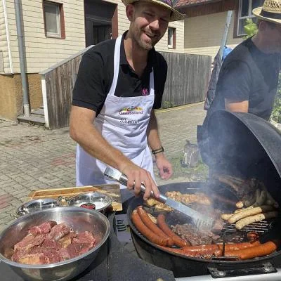 BBQ - Station im Innenhof von Weinbau Eschlböck