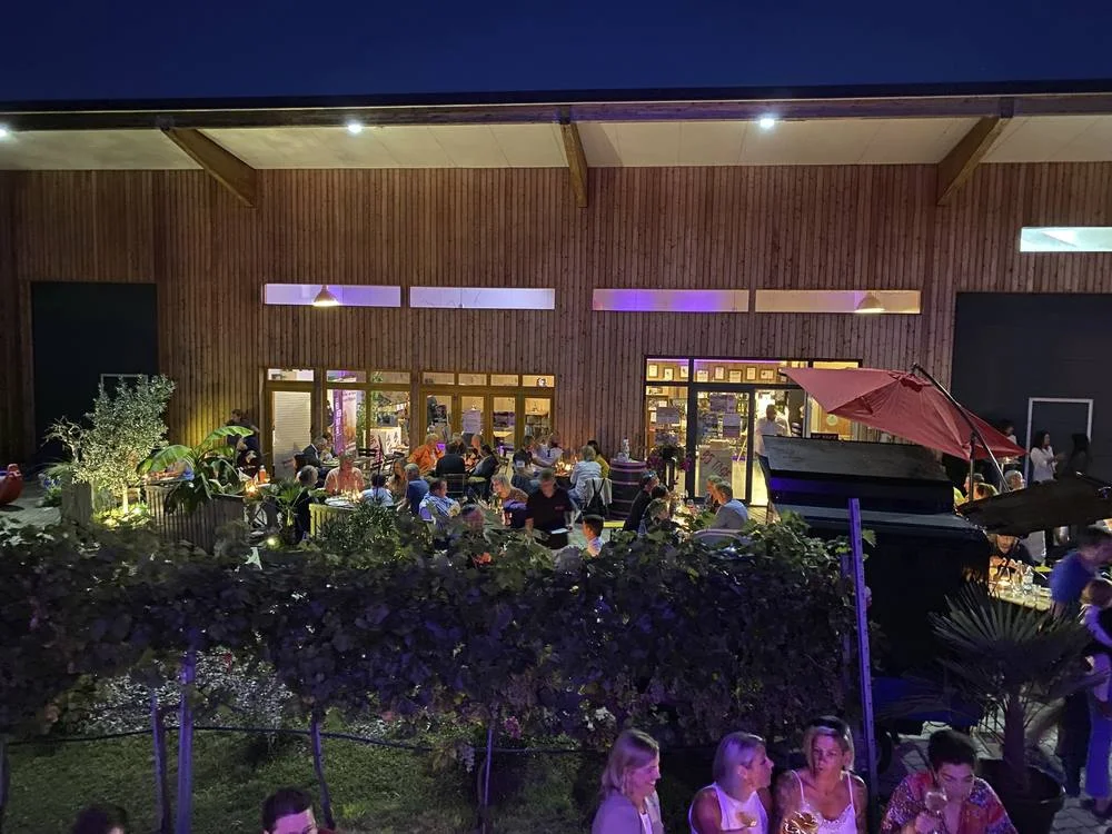 Beleuchteter Gastgarten der Buschenschank von Weinbau Eschlböck