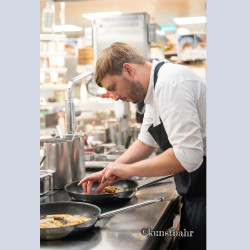 Haubenkoch Hermann Poll zaubert das Genussmenü bei Weinbau Eschlböck