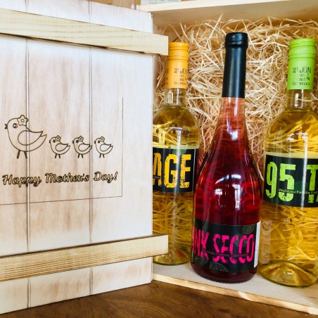 Persönlich gestaltete Holzbox mit 95Tage Weine von Weinbau Familie Eschlböck Persönlich gestaltete Holzbox mit 95Tage Weine von Weinbau Familie Eschlböck